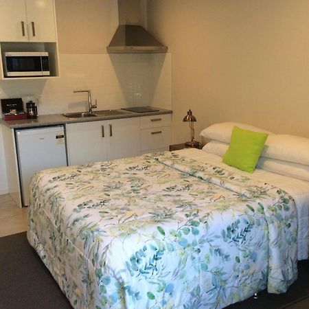 Acacia Lake View Motel Taupo Ngoại thất bức ảnh