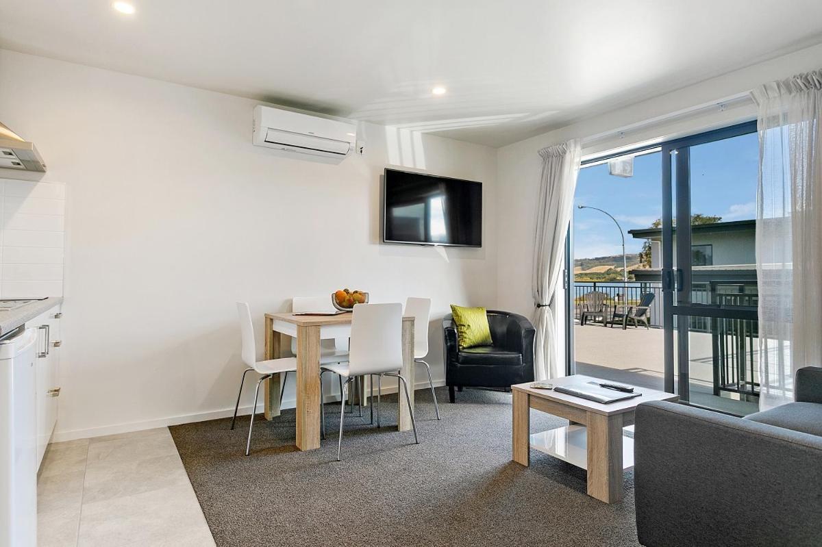 Acacia Lake View Motel Taupo Ngoại thất bức ảnh