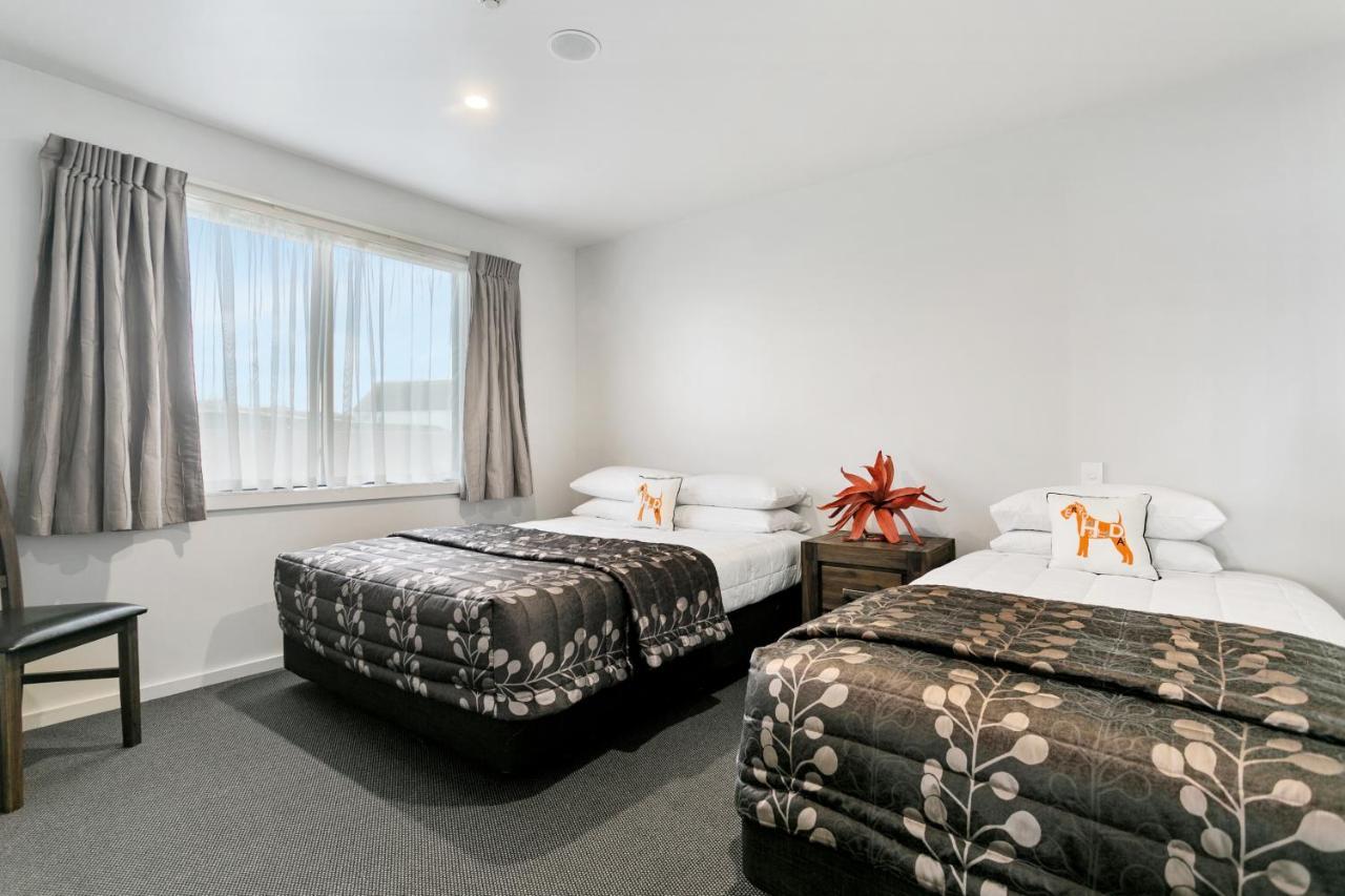 Acacia Lake View Motel Taupo Ngoại thất bức ảnh